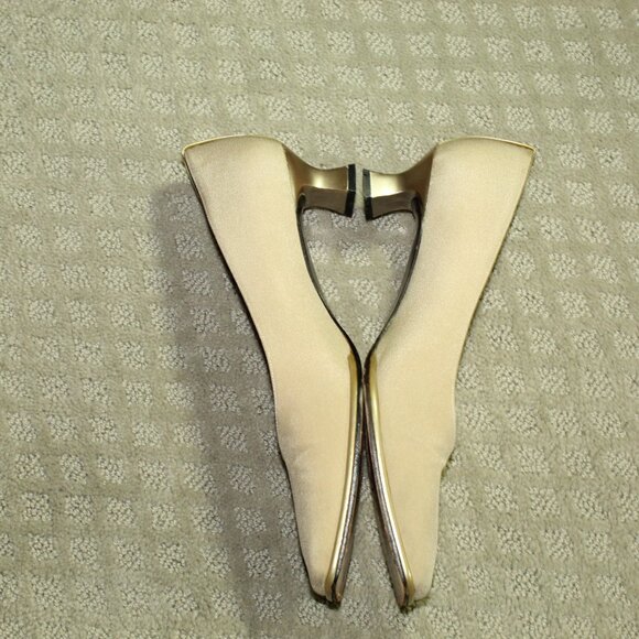 Stuart Weitzman Wm 8B Beige Fabric Gold Patent Accent 1.75" Block Kitten Heels - Picture 3 of 6
